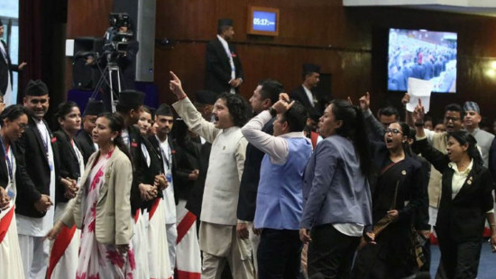 संसदको नियमित कार्यक्रम सुरु भएपछि बेल घेर्दै रास्वाप, राप्रपाको बहिष्कार