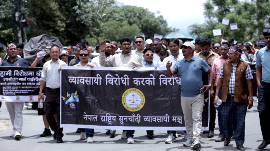 सुनचाँदी व्यवसायीहरू सडक आन्दालेमा