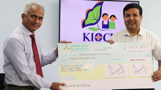 सांसद डा. शर्माद्वारा बाल अस्पताललाई २० लाख रूपैयाँ सहयोग