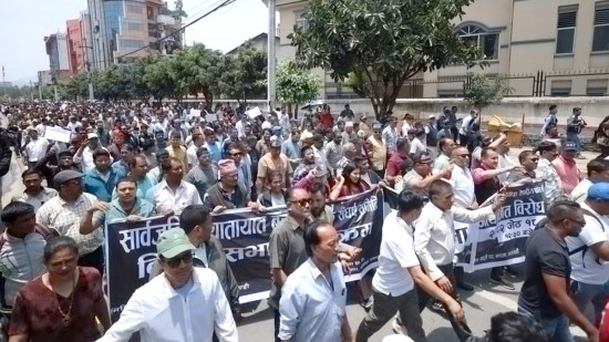 यातायात व्यवसायीको सडक प्रदर्शन 