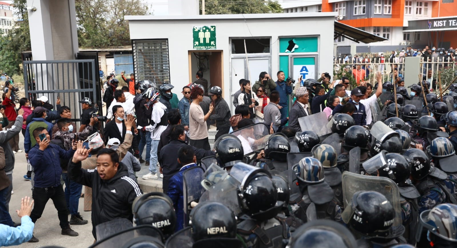 सुत्केरीको मृत्युपछि किस्ट अस्पताल तनावग्रस्त, अस्पताल तोडफोड