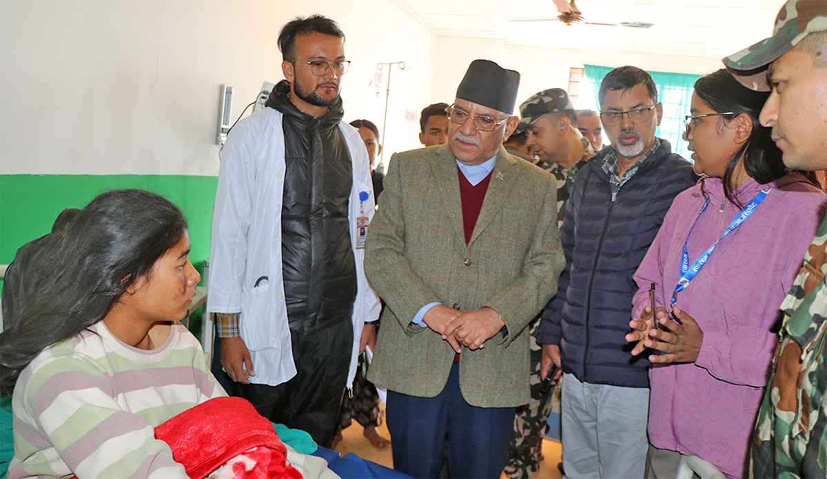 भूकम्पपीडितलाई भेटेर प्रधानमन्त्रीले भने- सरकार तपाईंहरुको साथमा छ