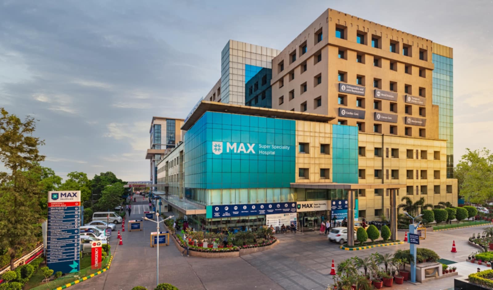 भारतको म्याक्स अस्पतालमा नेपाली बिरामीको जटिल क्यान्सरको सफल उपचार