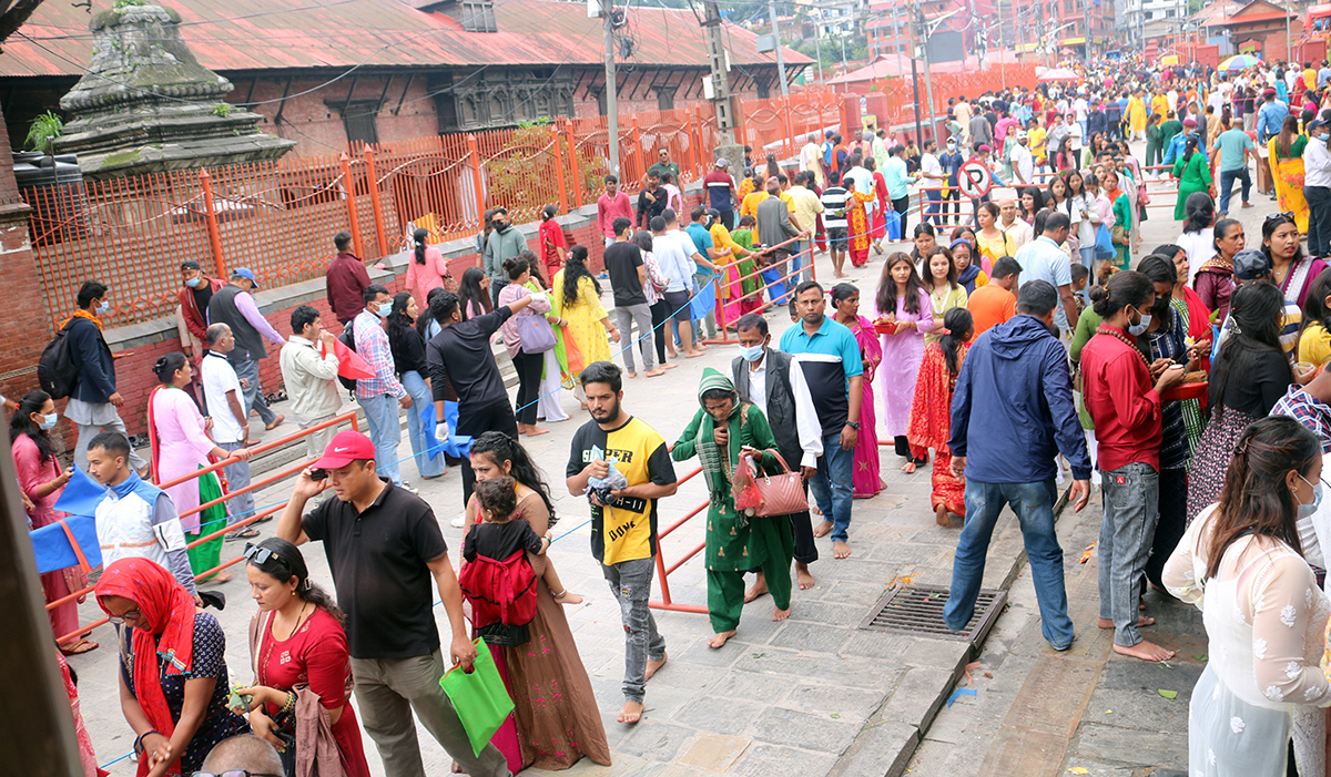 साउने सोमबार : पशुपतिनाथलगायत देशभरका शिवालयमा भक्तजनको भीड