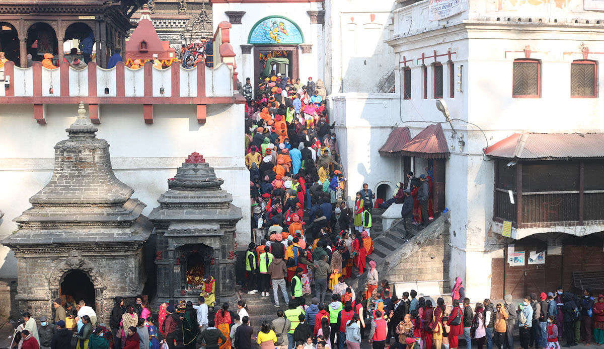 पशुपतिनाथसहित देशभरका शिवालयमा दर्शनार्थीको घुइँचो