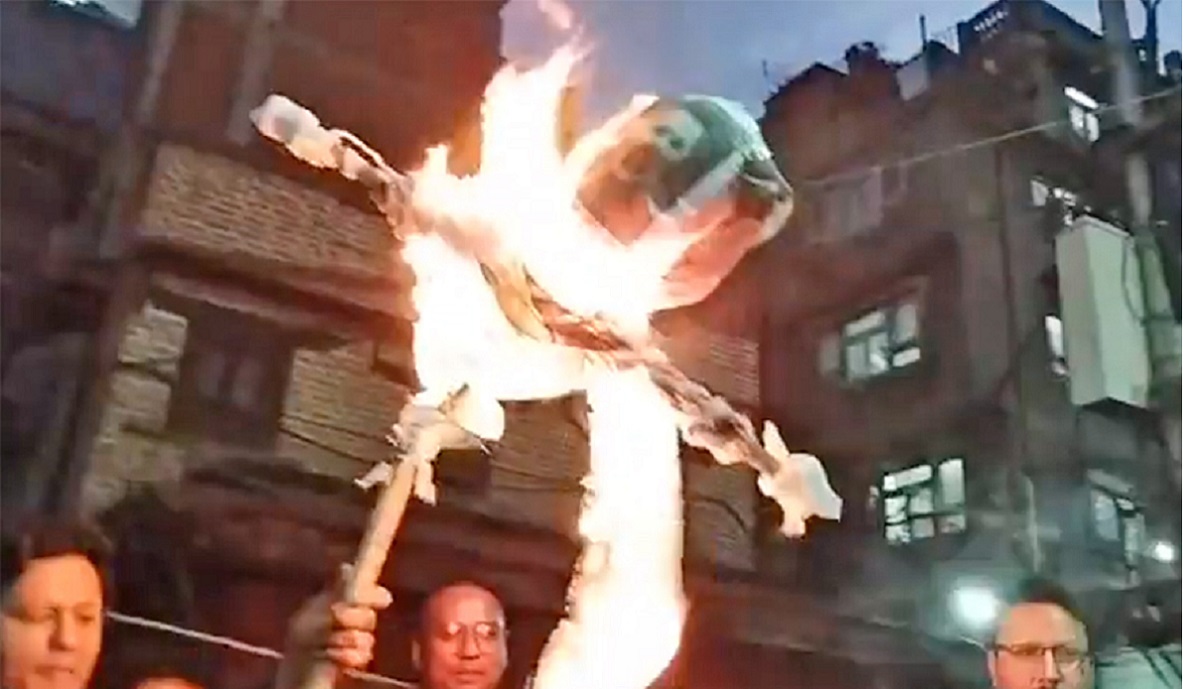 काठमाडौंको बांगेमुढामा मेयर बालेनविरूद्ध नारावाजीसहित पुत्ला दाेहन