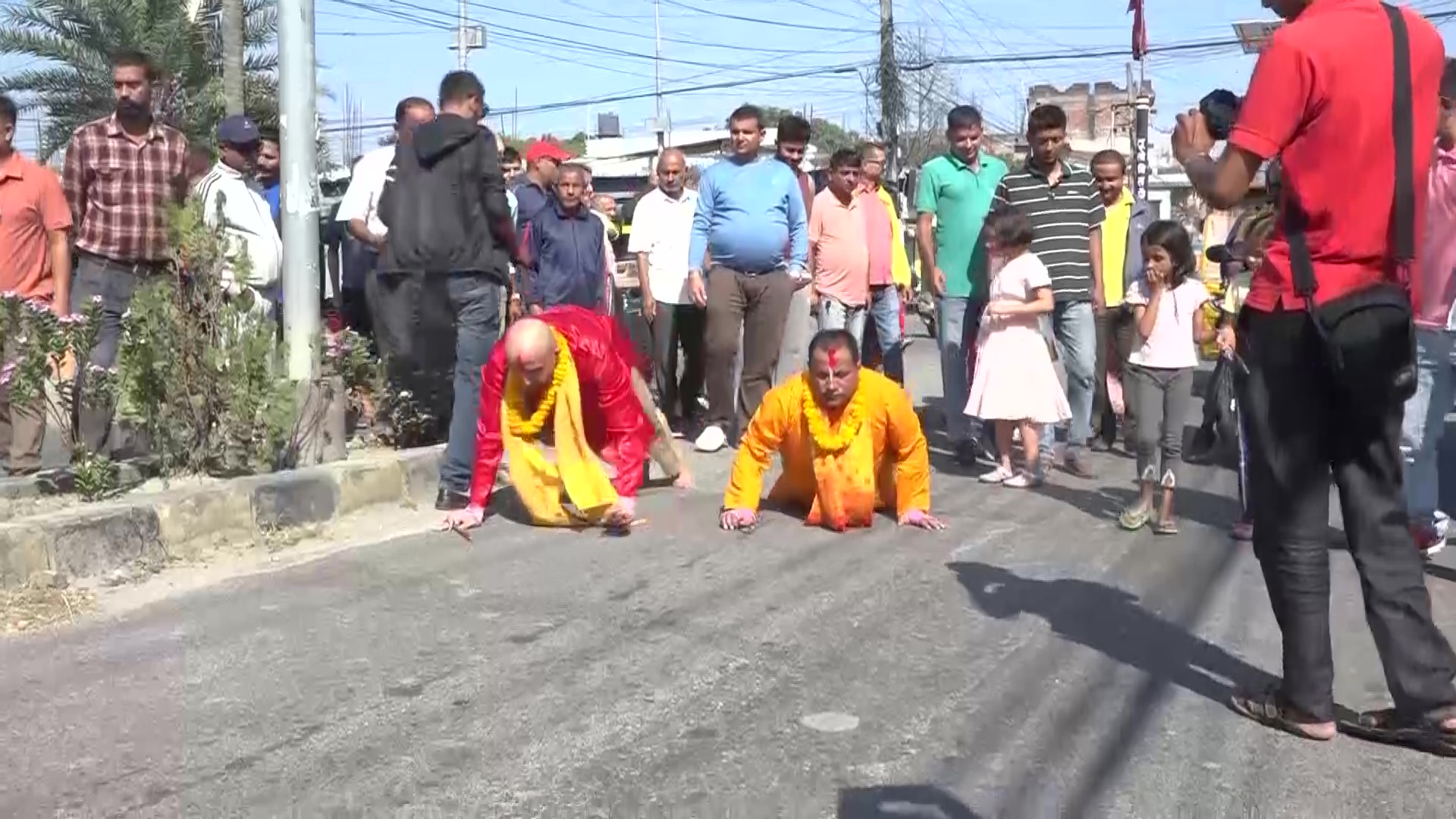 हिन्दू राष्ट्र प्राप्तिका लागि भन्दै छठ पूजाको अवसरमा सांसद पराजुलीकाे प्रणाम यात्रा