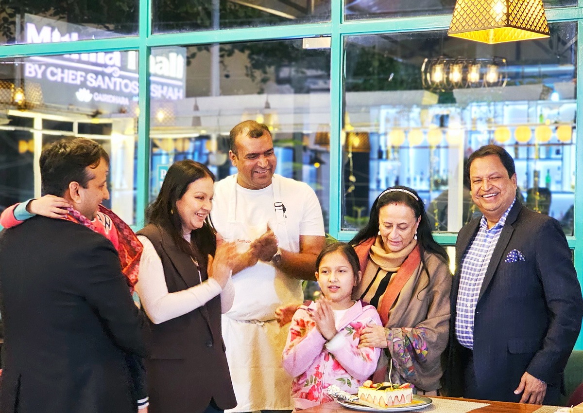 उद्योगपति चौधरीले मिथिला थालीमा मनाए वैवाहिक वार्षिकोत्सव