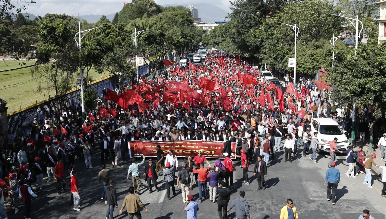 सर्वपक्षीय अन्तरिम सरकारको माग गर्दै काठमाडौंमा नेकपाको प्रदर्शन
