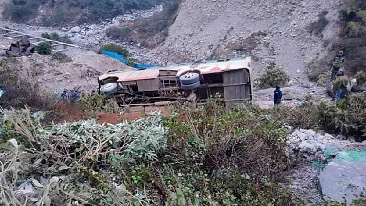 दार्चुलामा बस दुर्घटनामा १६ जना घाइते, २ जनाको अवस्था गम्भीर