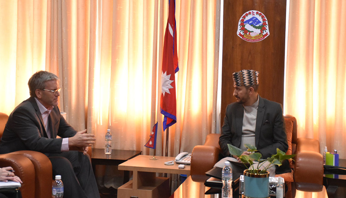 सञ्चारमन्त्री खरेलसँग अमेरिकी राजदूत थम्प्सनको शिष्टाचार भेट