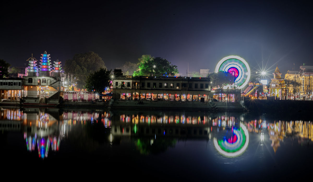 जनकपुरधामकाे राजदेवी मन्दिर वरपरका क्षेत्रमा झिलिमिली बत्ती