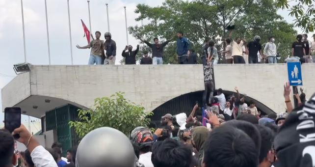 प्रहरीको निषेधित क्षेत्र तोडेर संसद् भवनभित्र छिरे जेनजी