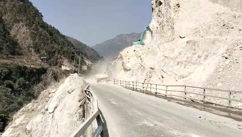 नारायणगढ-मुग्लिन सडकखण्डको पहाड काट्ने काम अन्तिम चरणमा