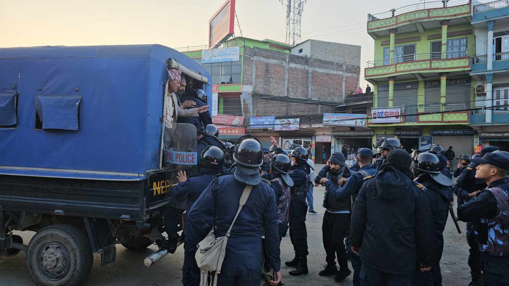 दाङमा स्थानीइको पर्दशनले सडक अवरुद्ध