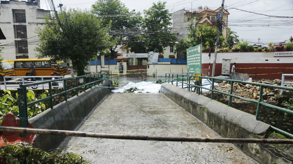 धोबीखोलाको पुल चर्किएपछि आवागमन बन्द