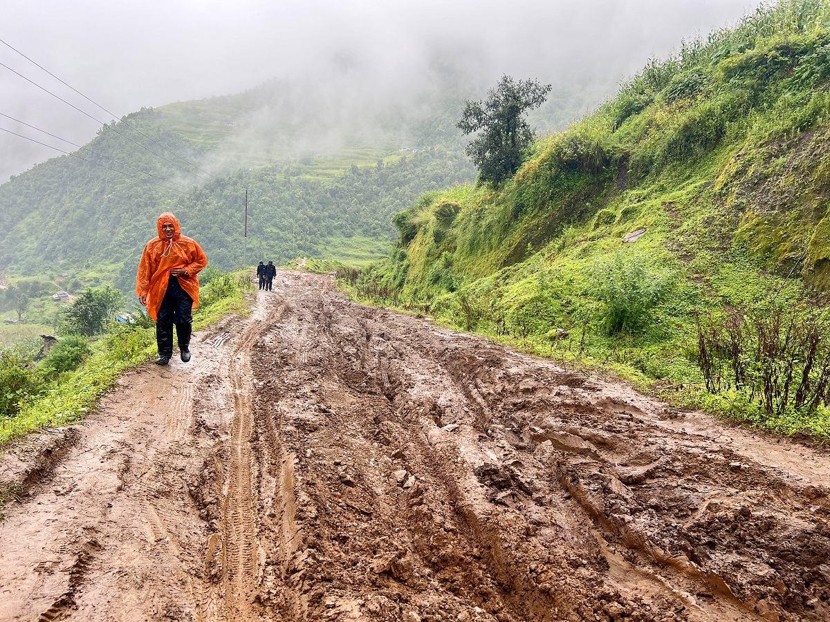 ढोरपाटन आउने सडकको दुरावस्था, हिलाम्मे सडकले पर्यटकलाई सास्ती