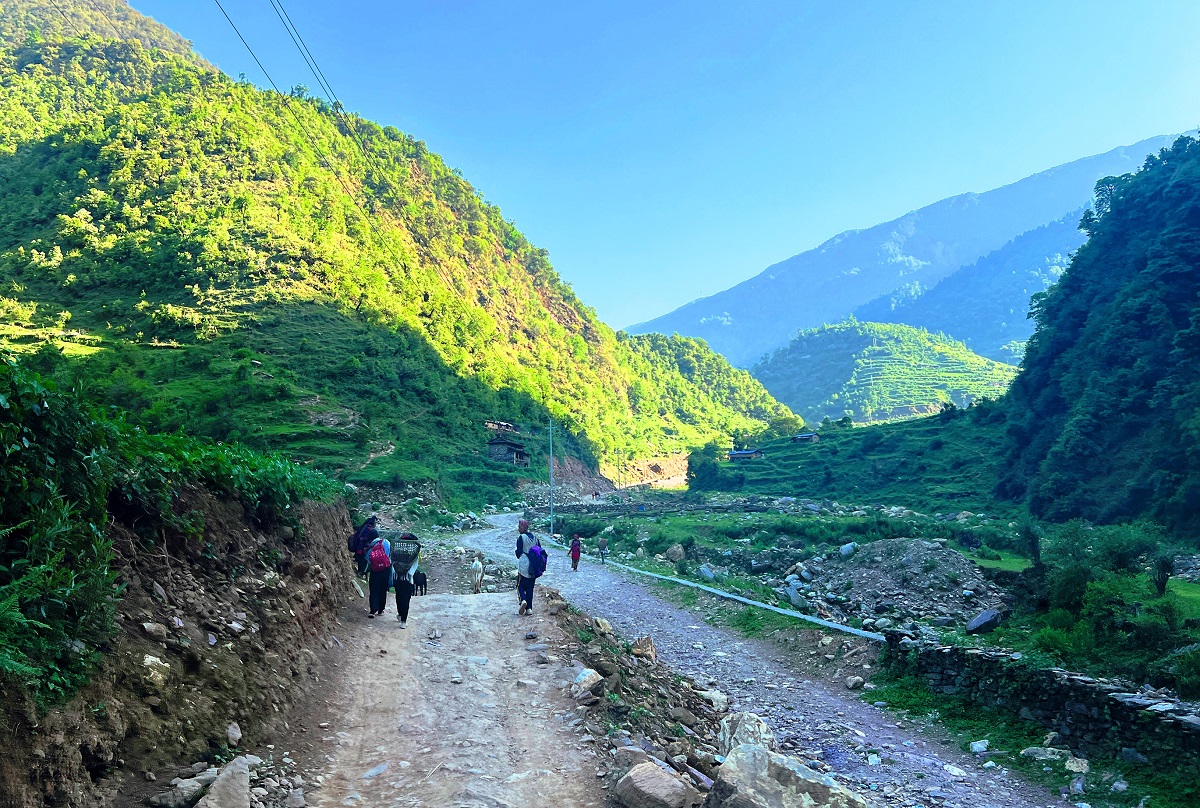 पर्यटनको प्रचुर सम्भावना बोकेको ढोरपाटन, सडकको दुरावस्थाले पर्यटकलाई सास्ती