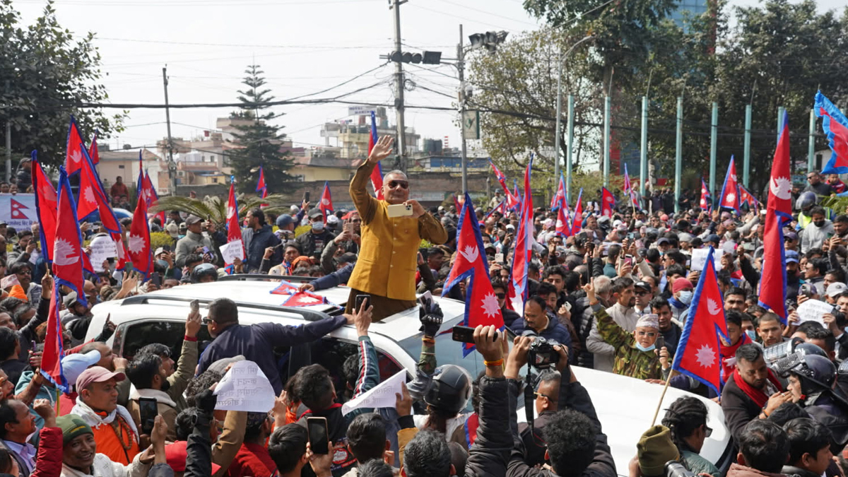 पूर्वराजालाई स्वागत गर्न विमानस्थल पुगे दुर्गा प्रसाई