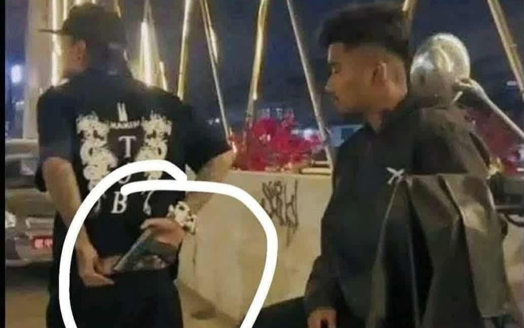 जेनजी आन्दोलनमा ‘टीओबी’ टिसर्ट लगाएका युवकले पेस्तोल बोकेको तस्बिर सार्वजनिक