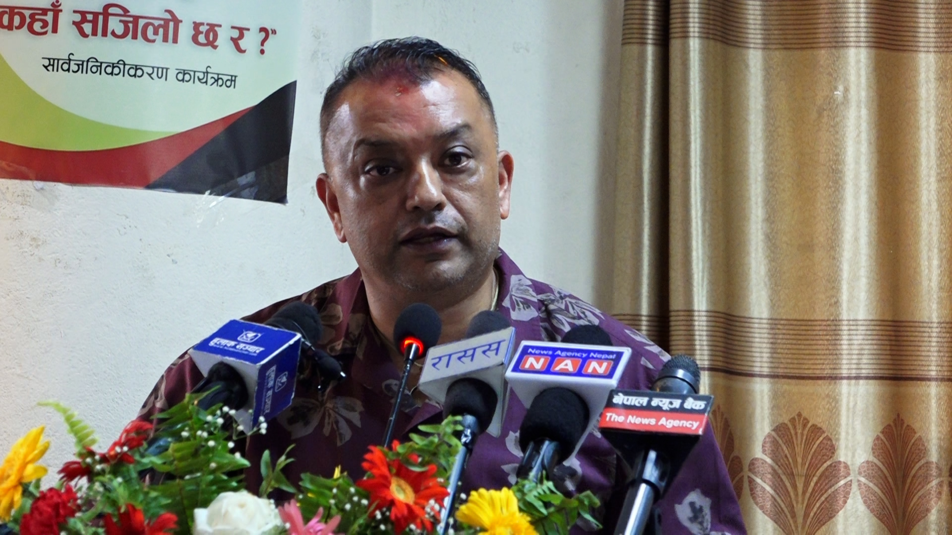 कविताले ऐनाको रुपमा काम गर्छ : गगन थापा