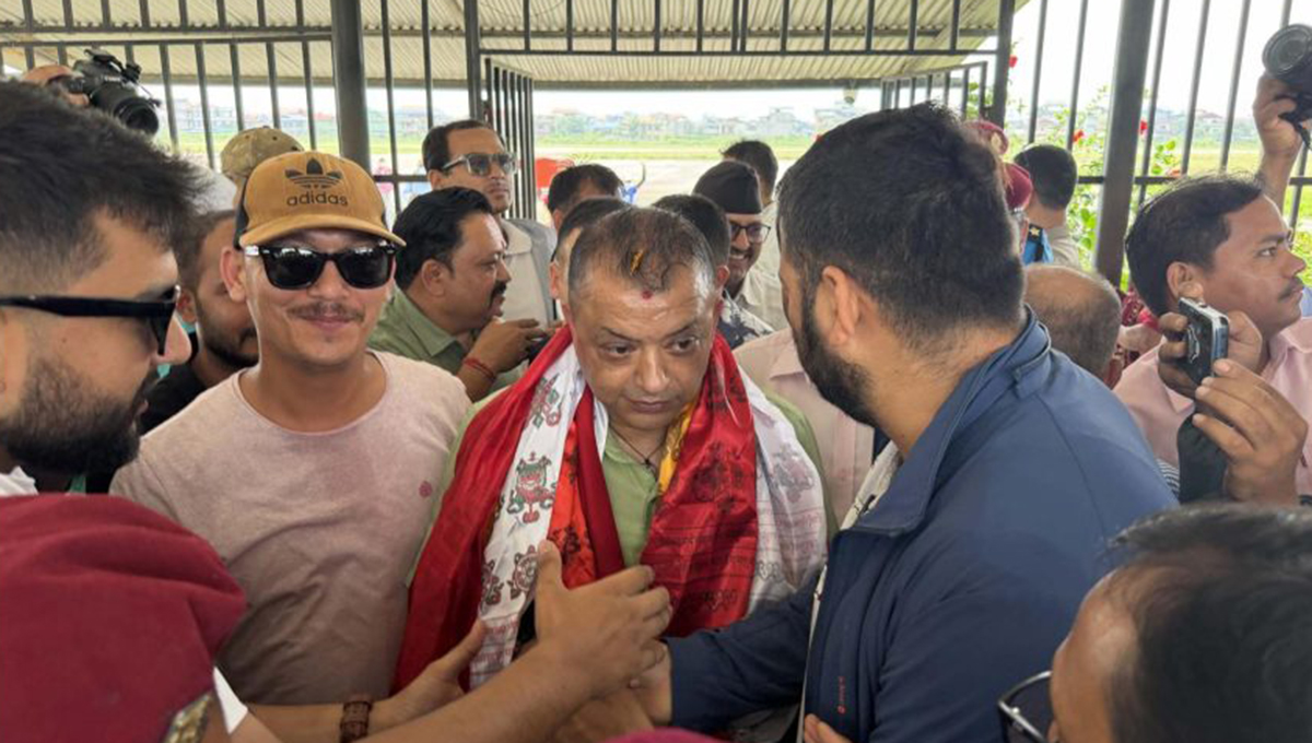 रास्वपाको महाधिवेशनमा सहभागी हुने गगन थापा चितवन पुगे