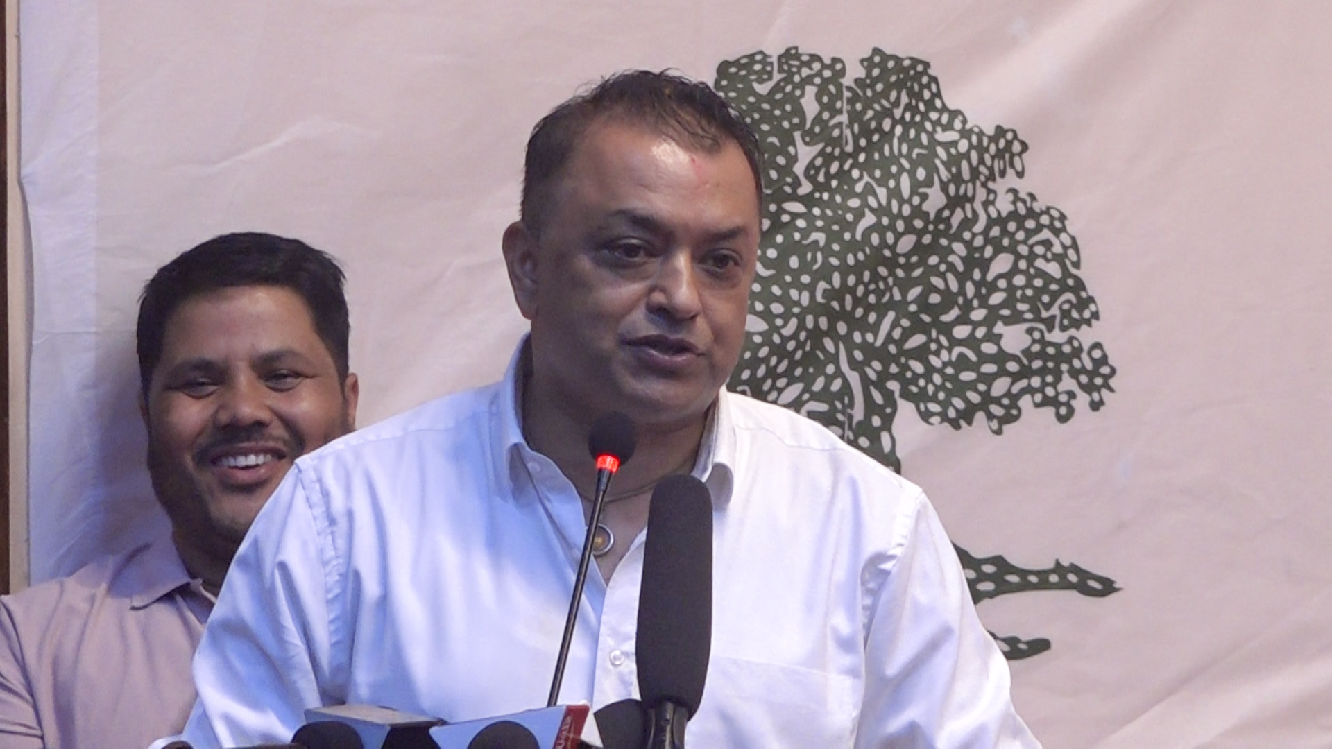 लुते प्रधानमन्त्रीले देश सम्हाल्न सक्दैनन् : गागन थापा