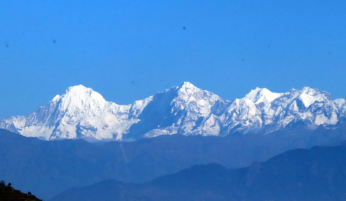 खुला आकाशमा मनमाेहक लाङटाङ हिमाल