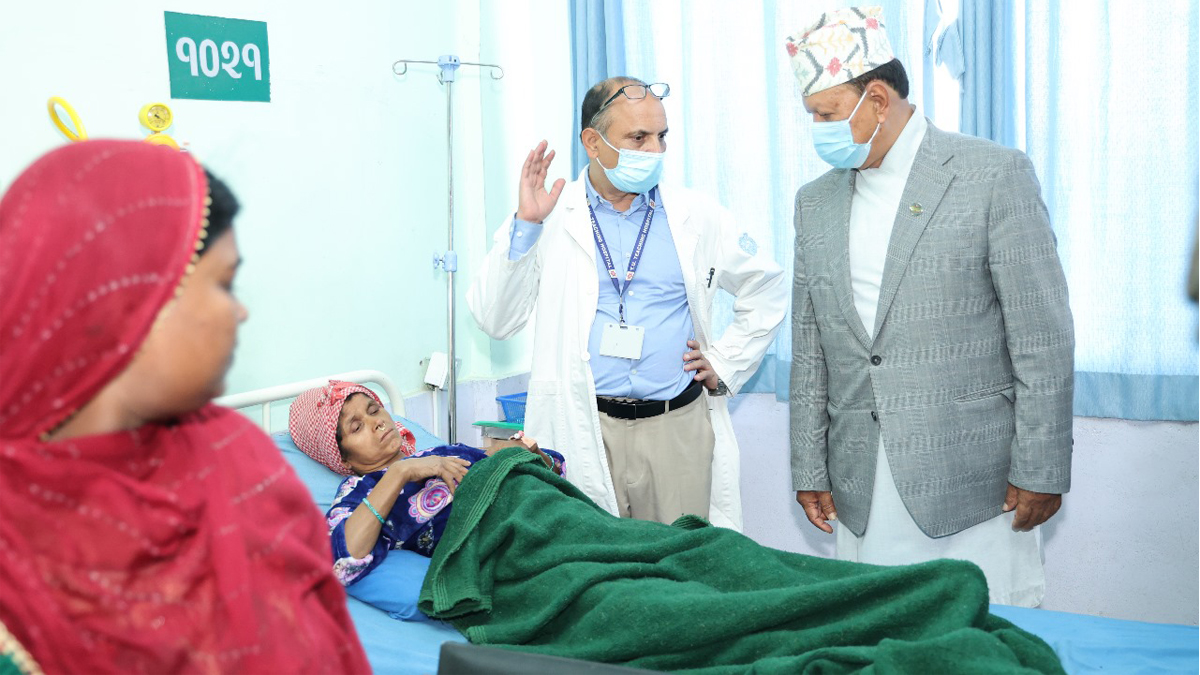 स्वास्थ्य मन्त्री बस्नेतले भेटे टिचिङमा उपचाररत भूकम्पका घाइते