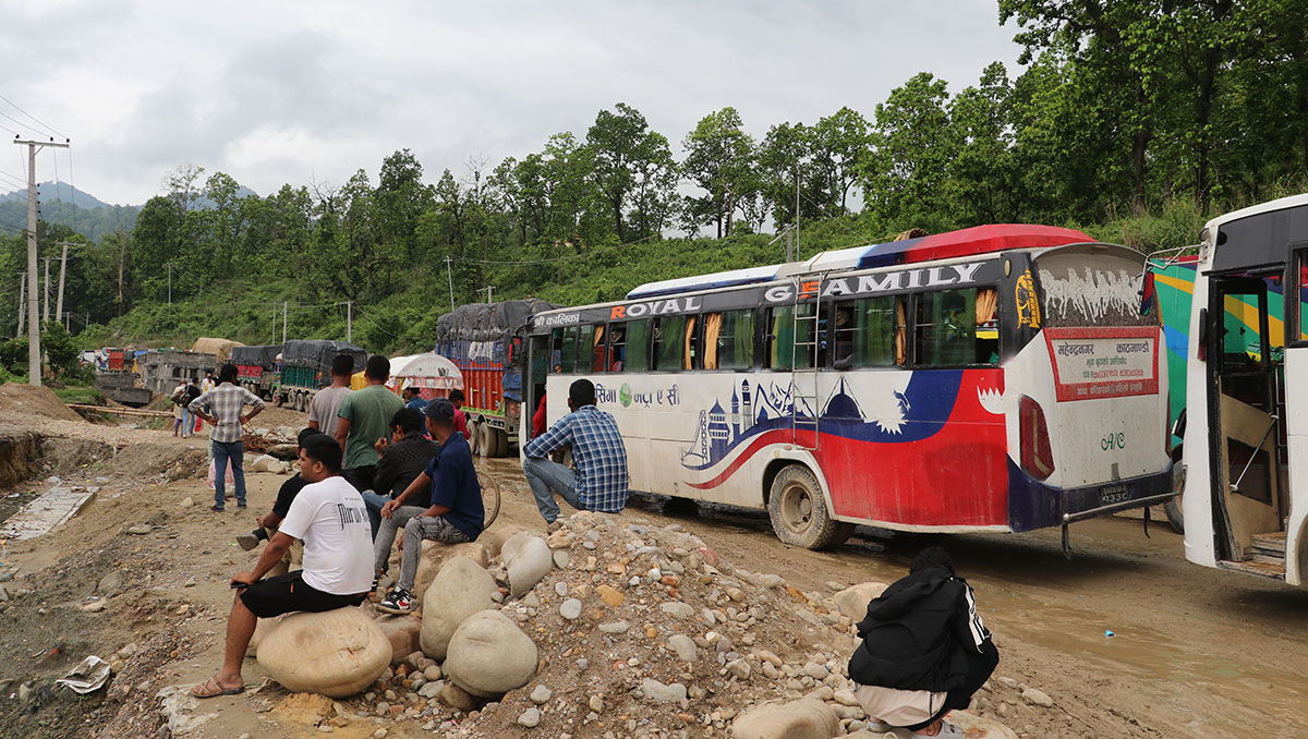 बुटवल-नारायणगढ सडक पूर्णरूपमा अवरुद्ध