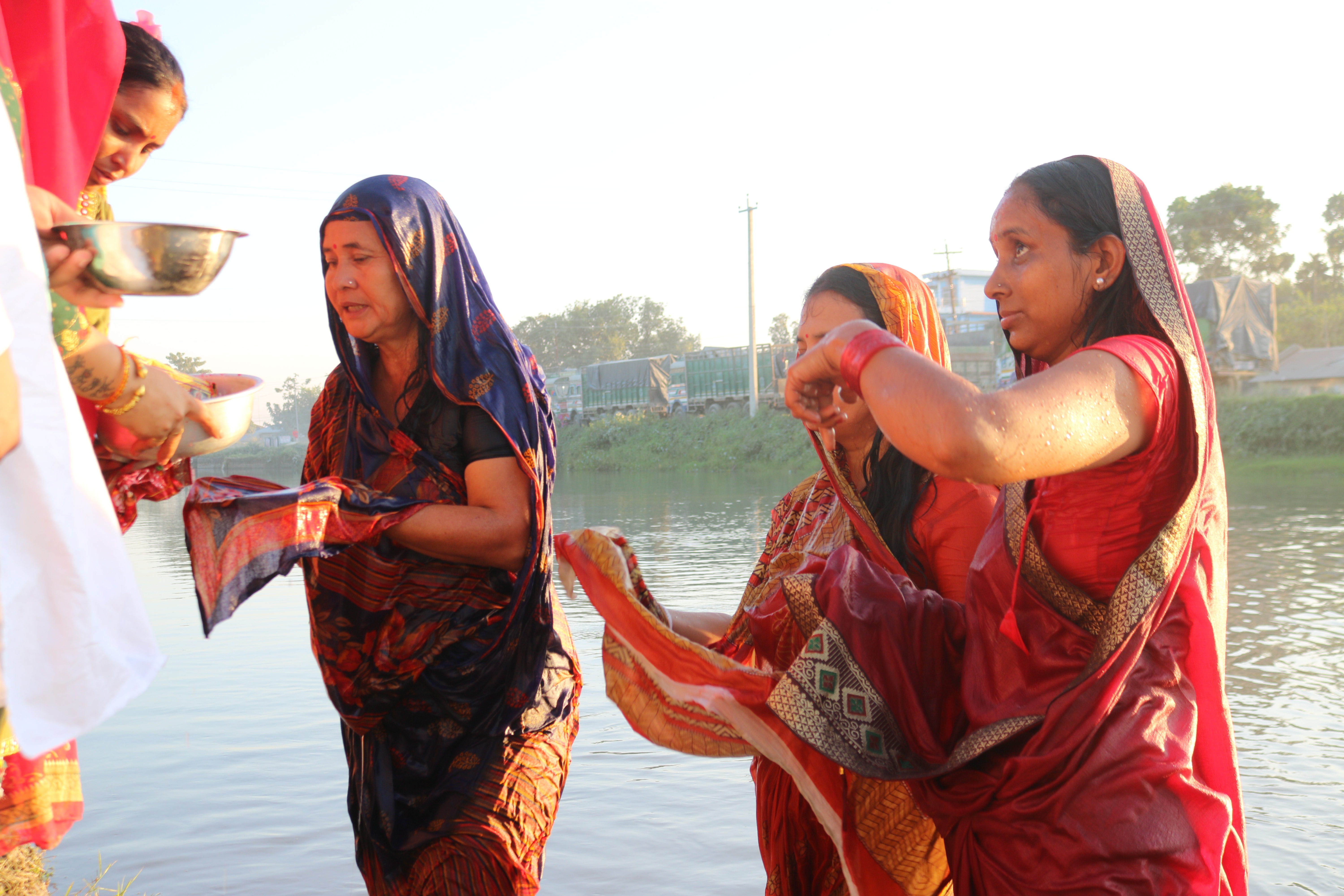 उदाउँदो सूर्यलाई अर्घ्य दिँदै छठ सम्पन्न