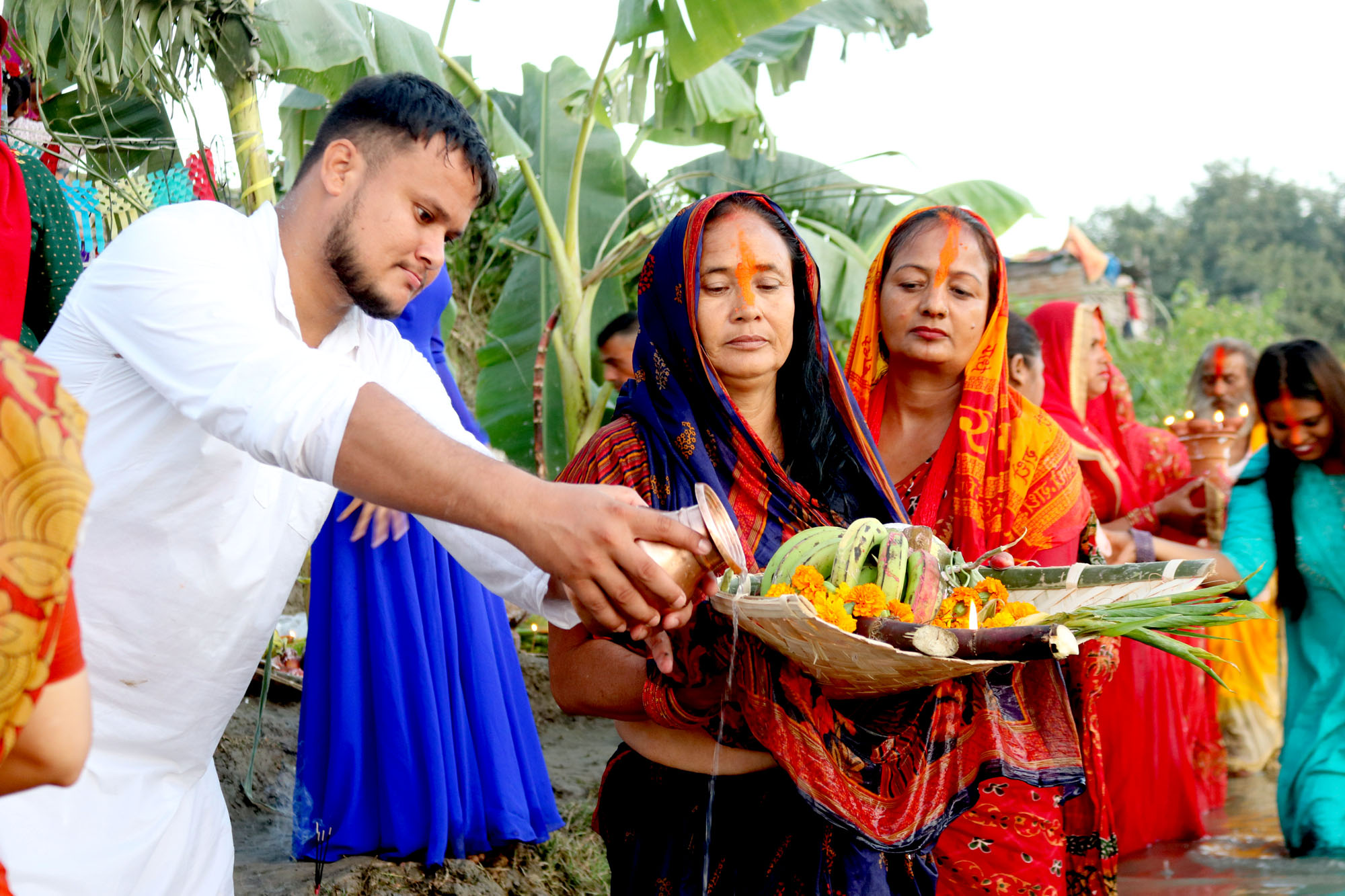 अस्ताउँदो सूर्यलाई दिइयो अर्घ्य (तस्बिरहरू)
