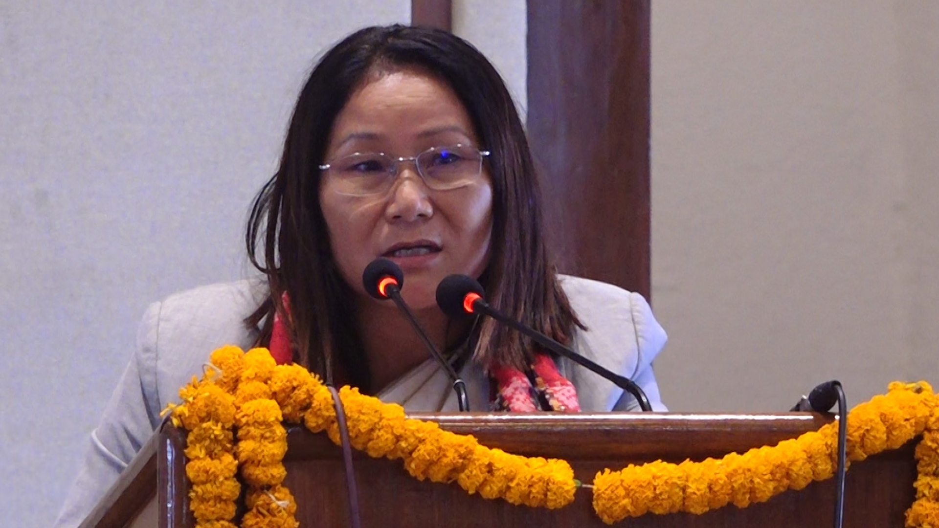 ‘माननीयज्यूहरू सदनमै घुर्दै निदाउनुहुन्छ, सुत्नैका लागि सभामा नबस्नुस्’