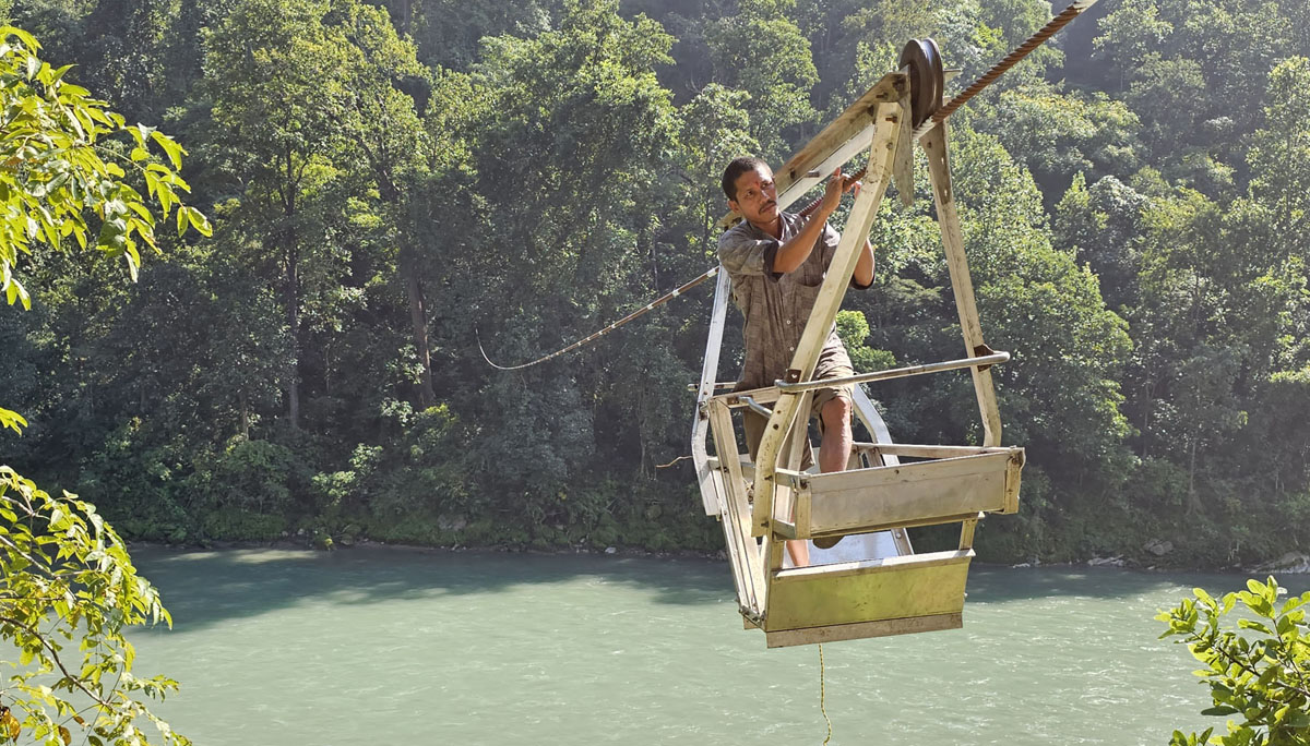 तुइनमा चढेर राप्ती नदी पार