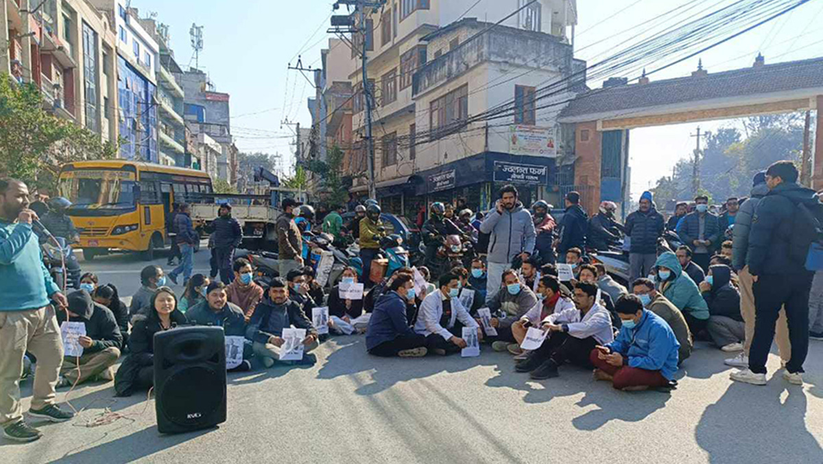 केएमसीका आवासीय चिकित्सक आन्दोलनमा उत्रिए