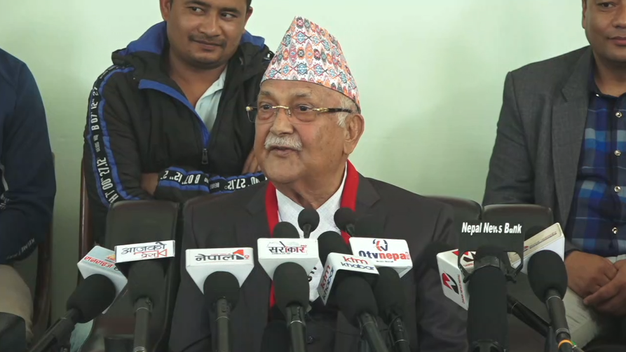 राजतन्त्र फर्काउँछौं भन्नु चेतनाहीनता : ओली 