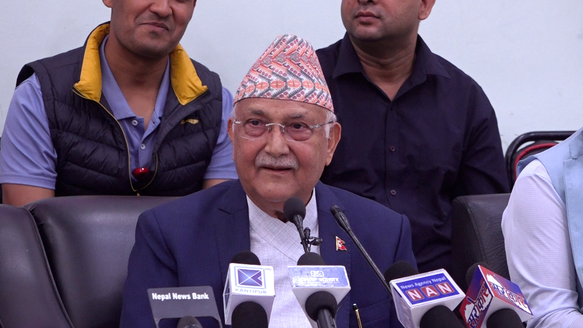 बालेनको व्यवहार असभ्य : ओली