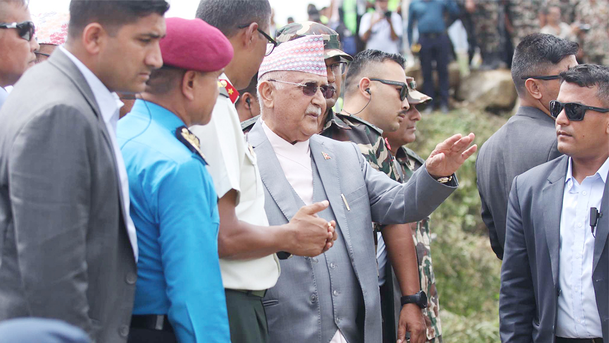 प्रधानमन्त्री ओलीद्वारा विमान दुर्घटनास्थलको निरीक्षण
