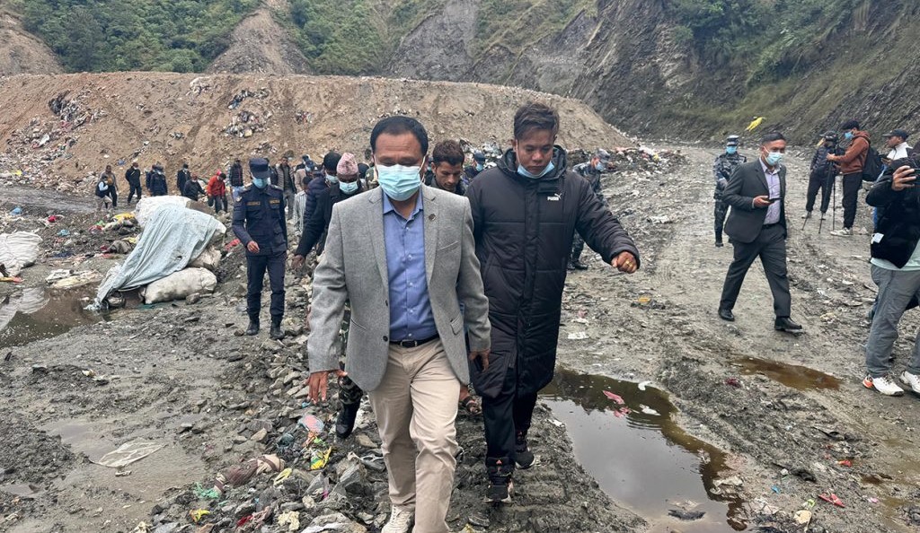 स्थानीयसँग छलफल गर्न बञ्चरेडाँडा पुगे मन्त्री घिसिङ