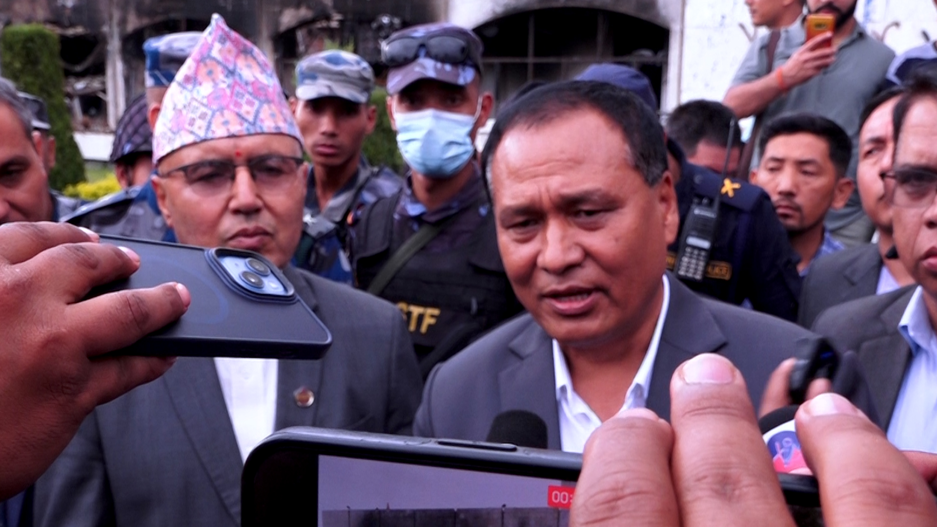 तीन मन्त्रीहरुले गरे क्षतिग्रस्त संसद भवनको निरिक्षण