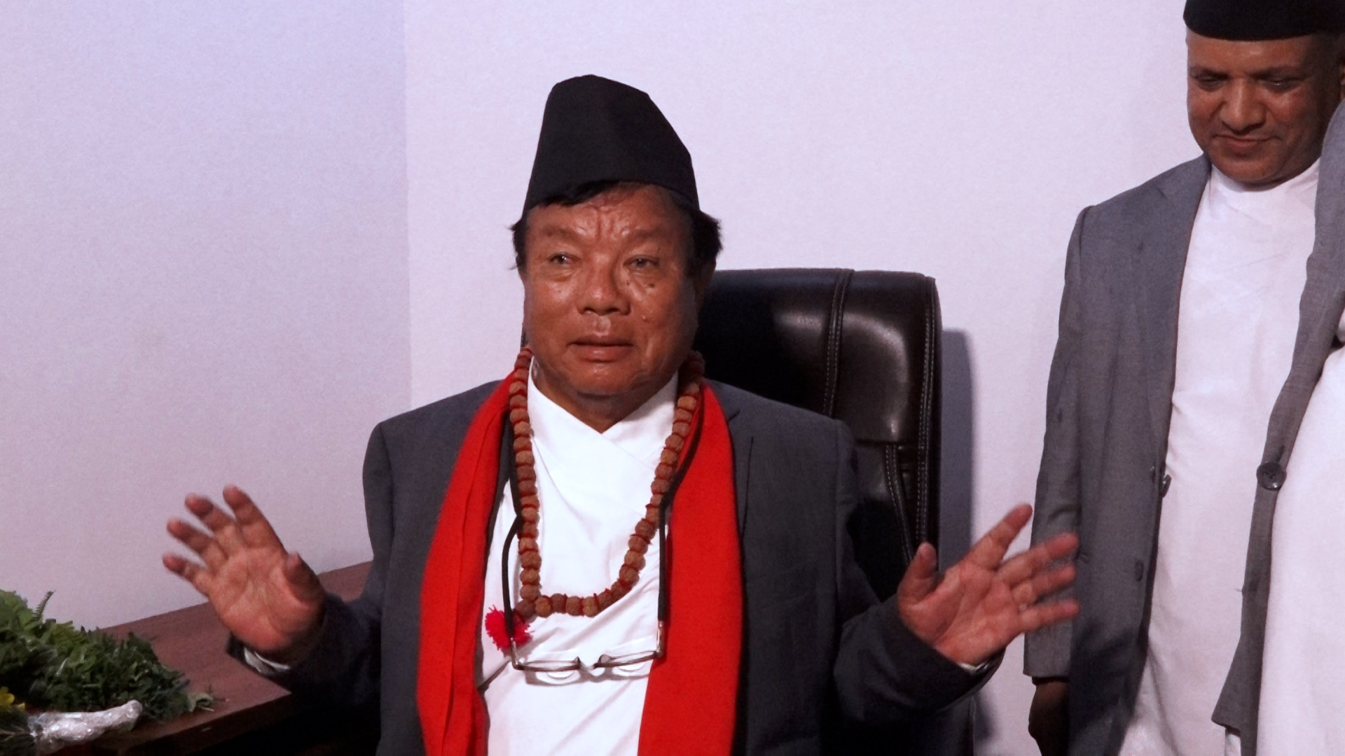 पदभार ग्रहणपछि निर्देशन दिँदै मन्त्री पुनले भने– मन्त्रालयमै सुत्छु, खाट र टेबल व्यवस्था गर्नुस्