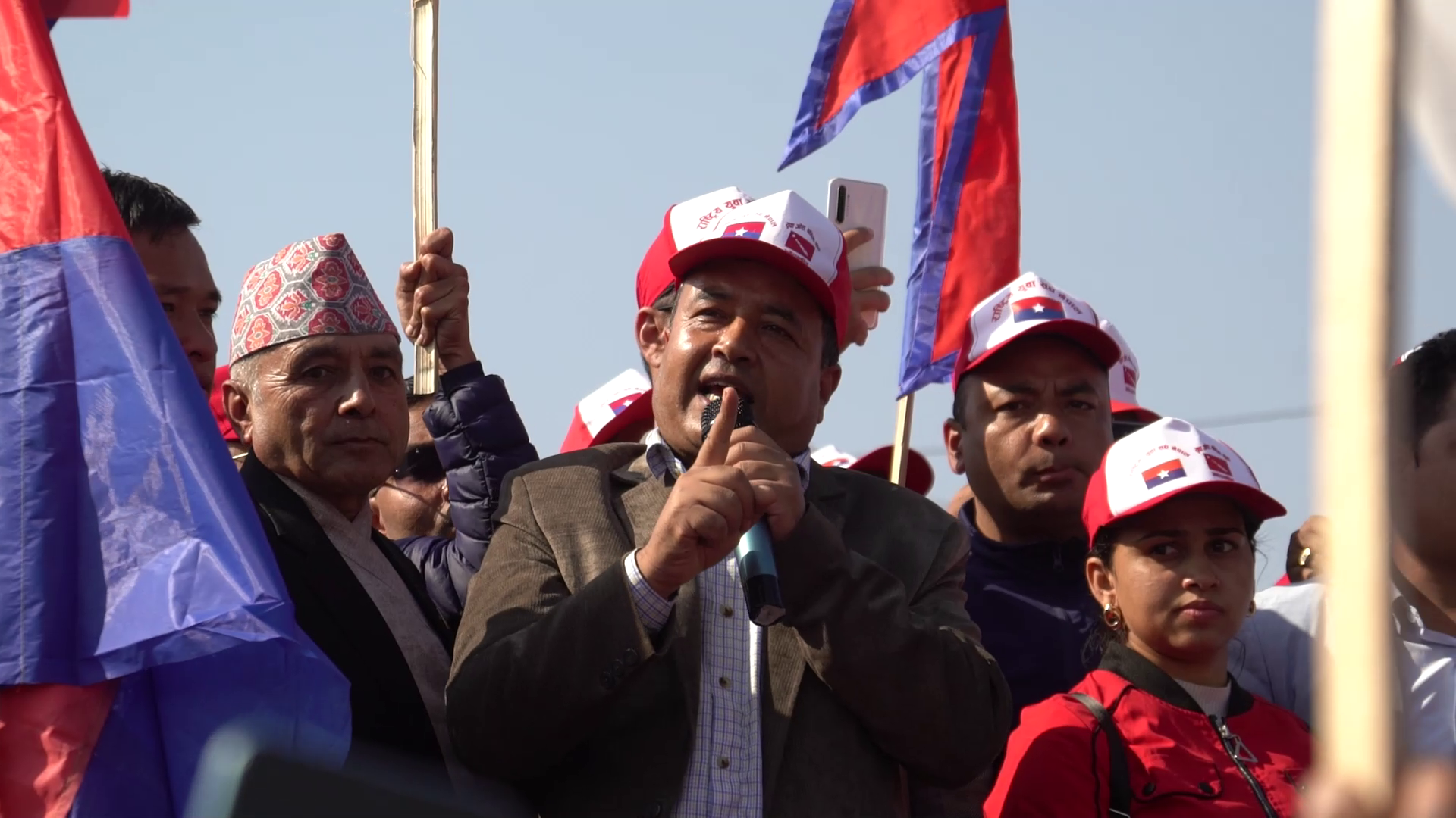 गणतन्त्रमाथि प्रश्न उठेपछि प्रतिवाद गर्न सडकमा : महेश बस्नेत