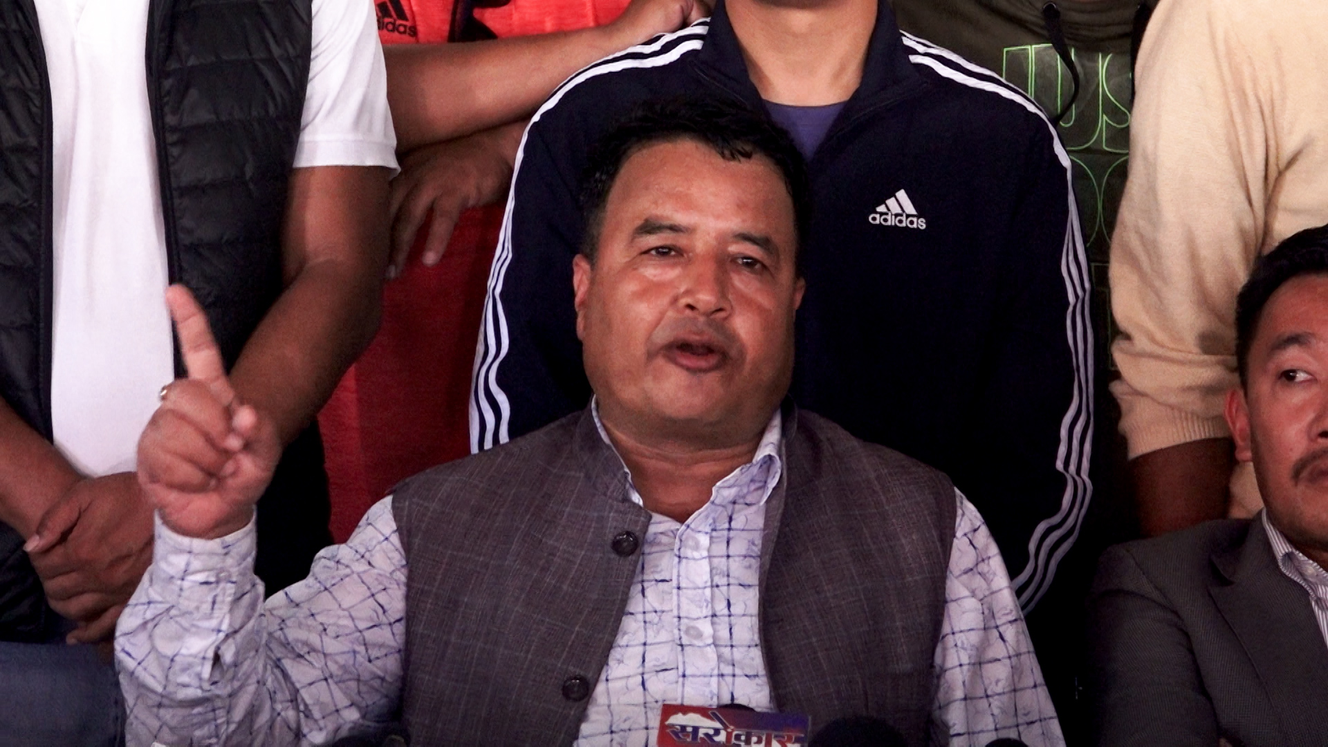 एमाले नेता बस्नेतको चुनौती हिम्मत भए केपी ओलीलाई पक्रेर देखाउ