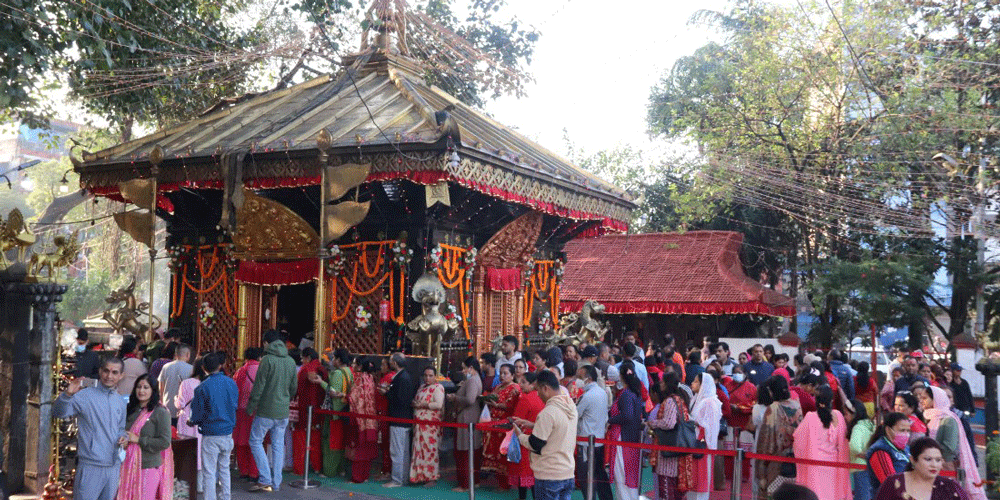 देशभरका शक्तिपीठमा भक्तजनको भीड