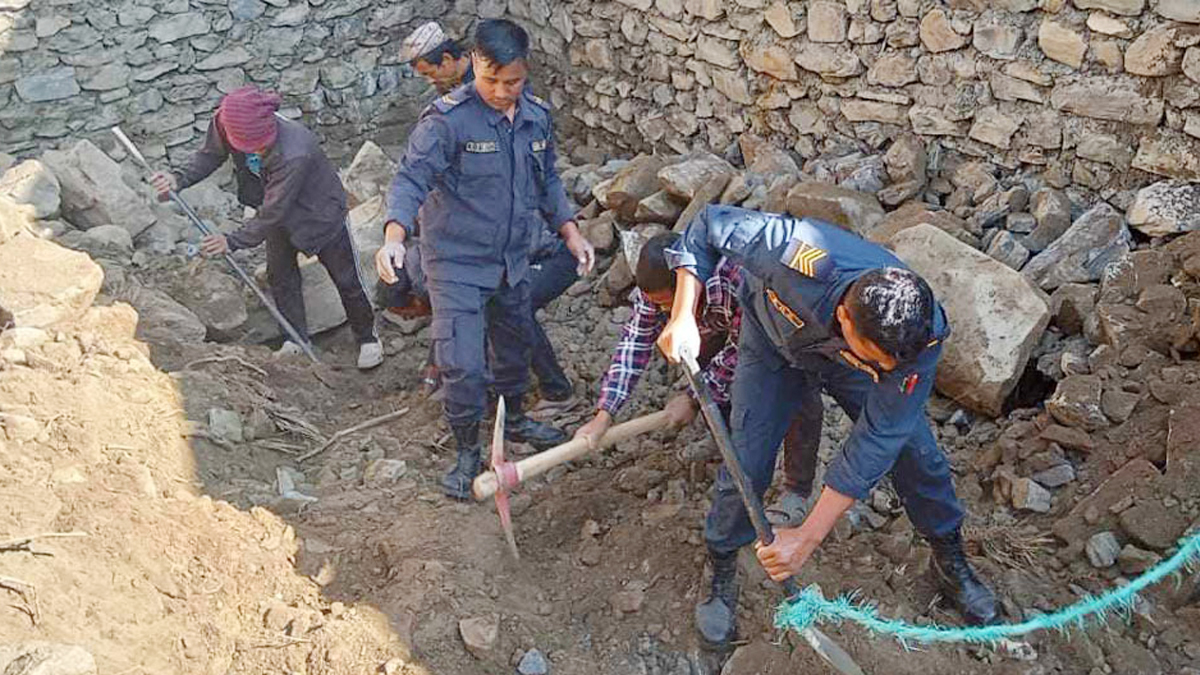रोल्पामा पुल बनाउने क्रममा ढिस्कोले पुरिएर ५ जनाको मृत्यु