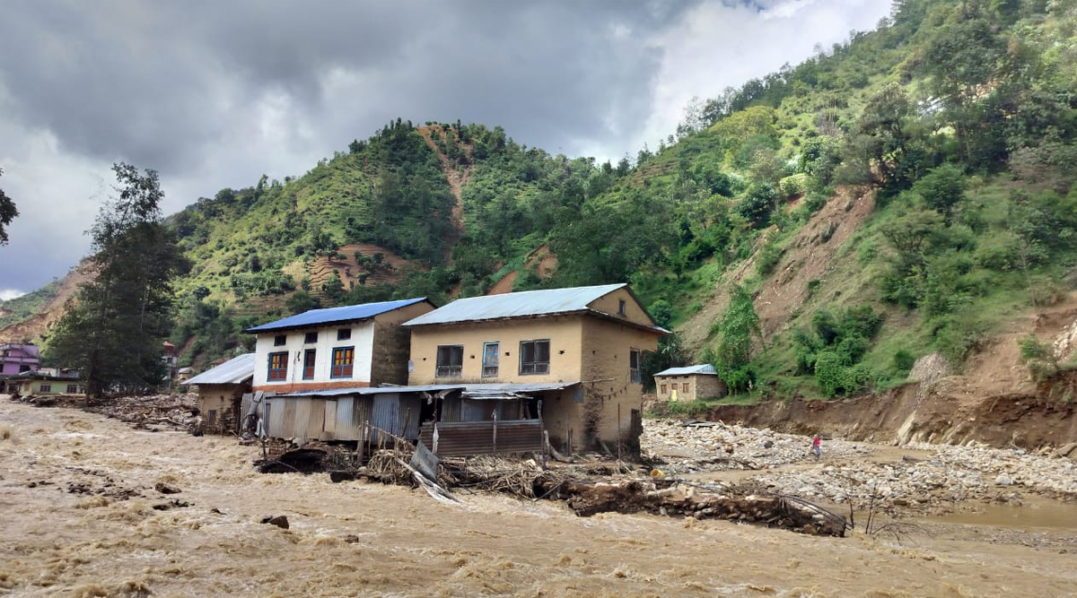 मन्त्रीहरू बाढीपहिरो प्रभावित क्षेत्रमा