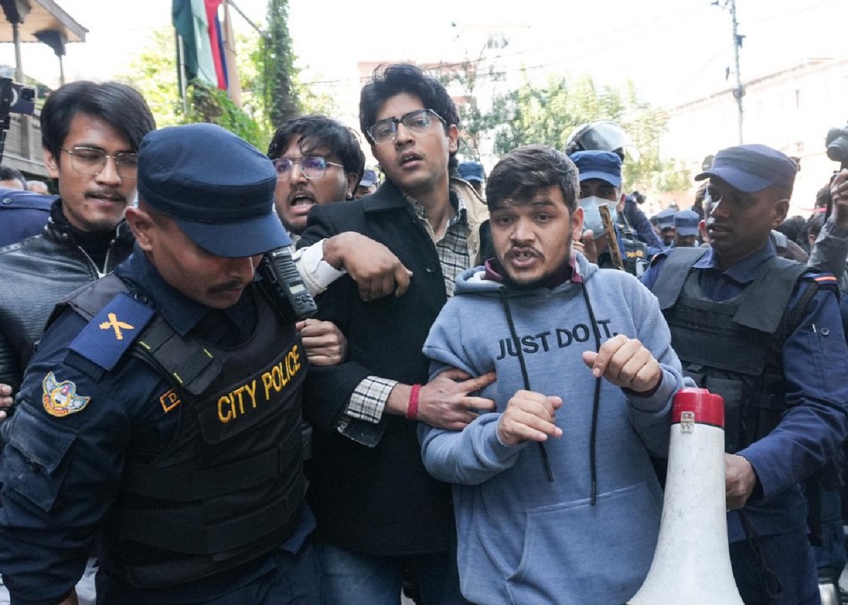 जबर्जस्ती सिंहदरबार प्रवेश गर्नखोज्ने जेनजीहरुलाई प्रहरीले हटायो 