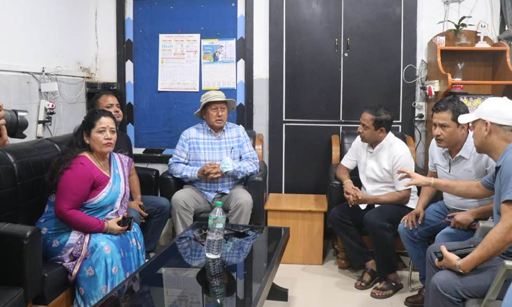 रवि लामिछानेका चालकको स्वास्थ्य अवस्था बुझ्न अस्पताल पुगे काँग्रेस सांसद मोहन बस्नेत