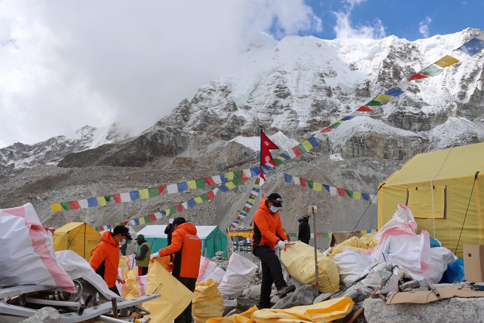 सफा हिमाल अभियान : पाँच वर्षमा एक सय आठ मेट्रिकटन फोहर र १२ शव झिकियो