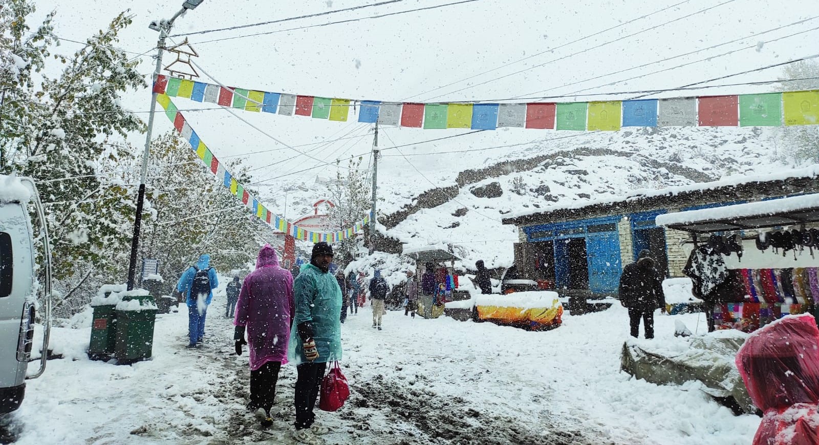 अन्नपूर्ण आधार शिविरमा पदयात्रा रोकियो, पर्यटकलाई नारच्याङ र भुरुङ तातोपानीमा ल्याइयो